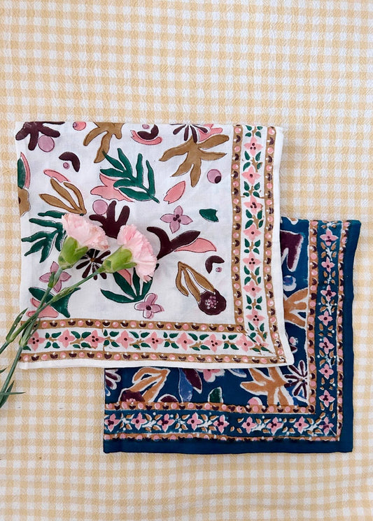 Blått skjerf med blomsterdetaljer