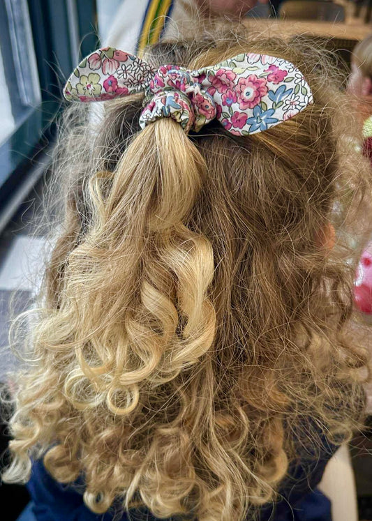 Scrunchie - Hårstrikk til barn med blomsterdetaljer