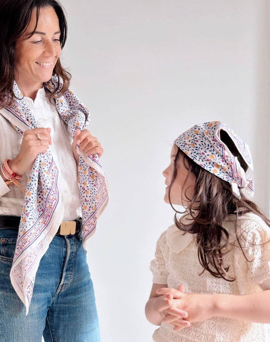 Flerfarget skjerf med blomstermotiv