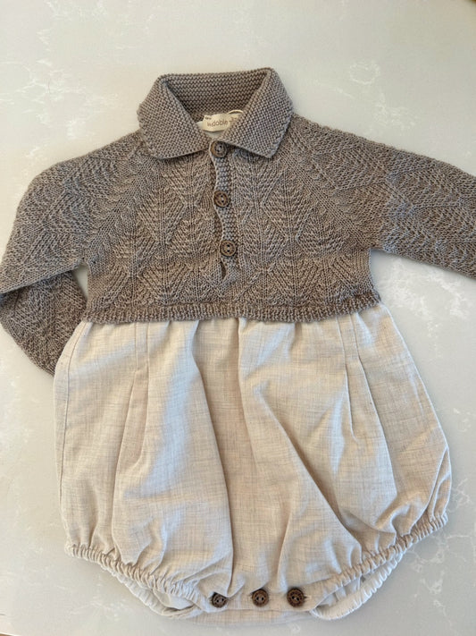 Beige babyromper med strikket ulloverdel | Wedoble