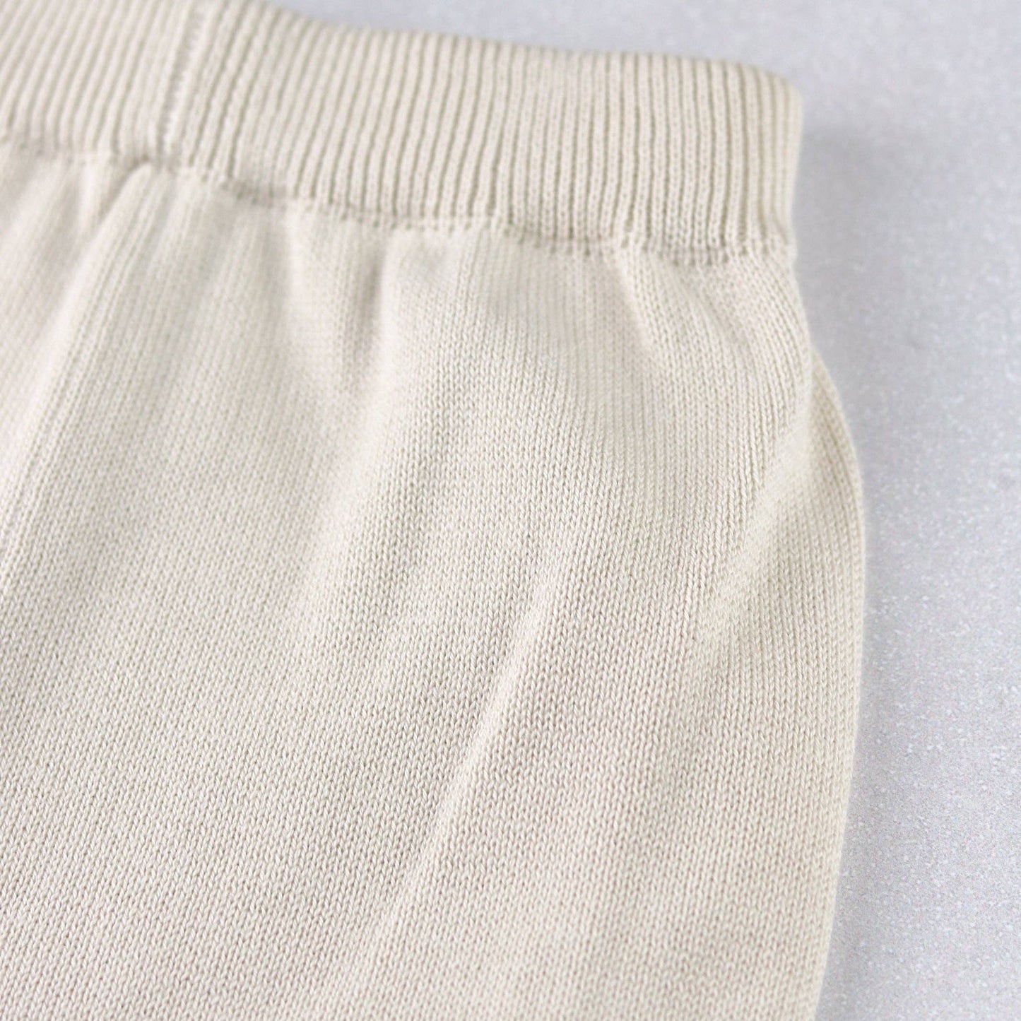 Beige todelt sett med bamser og  lue