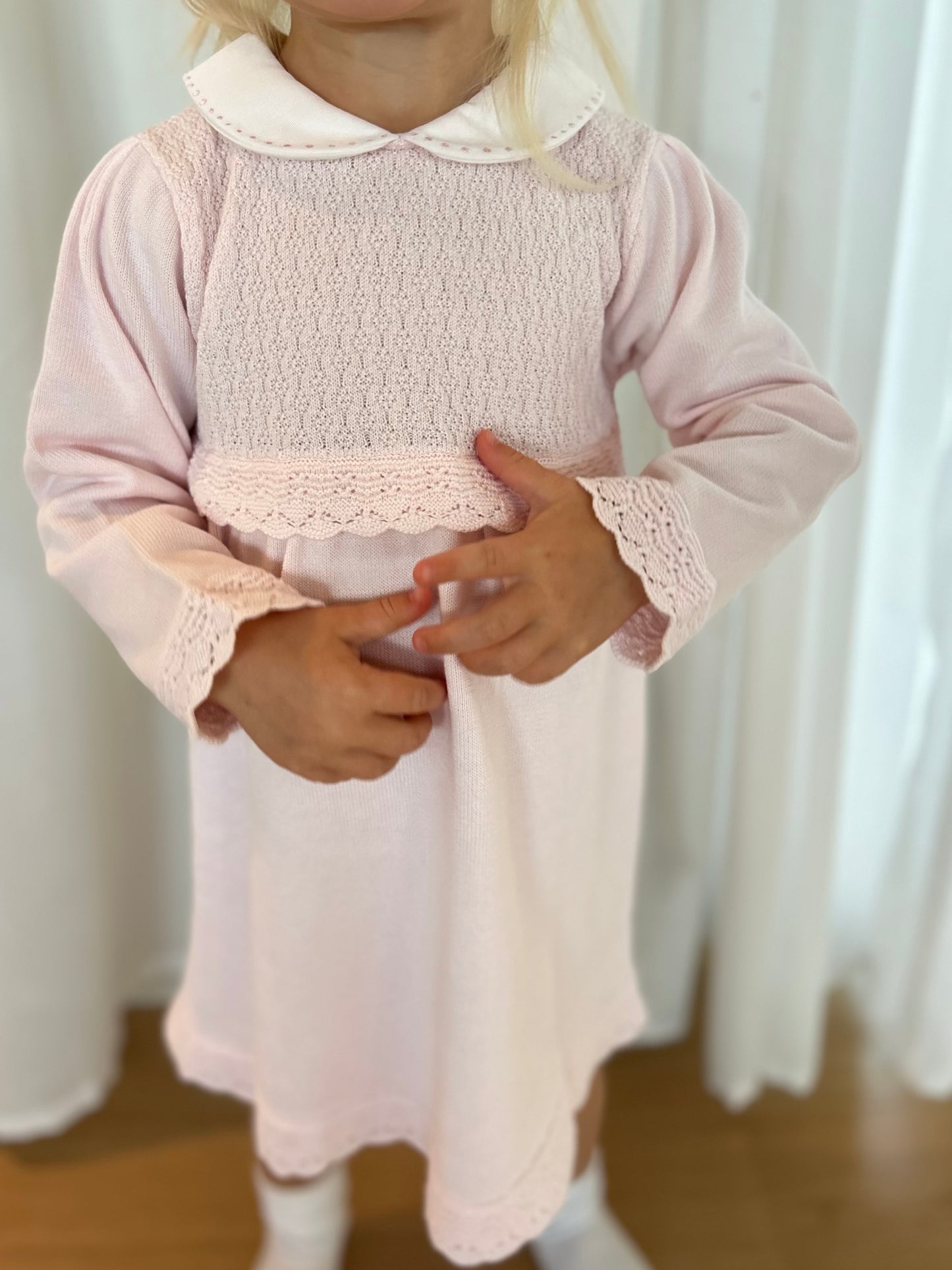 Rosa kjole med strømpebukser