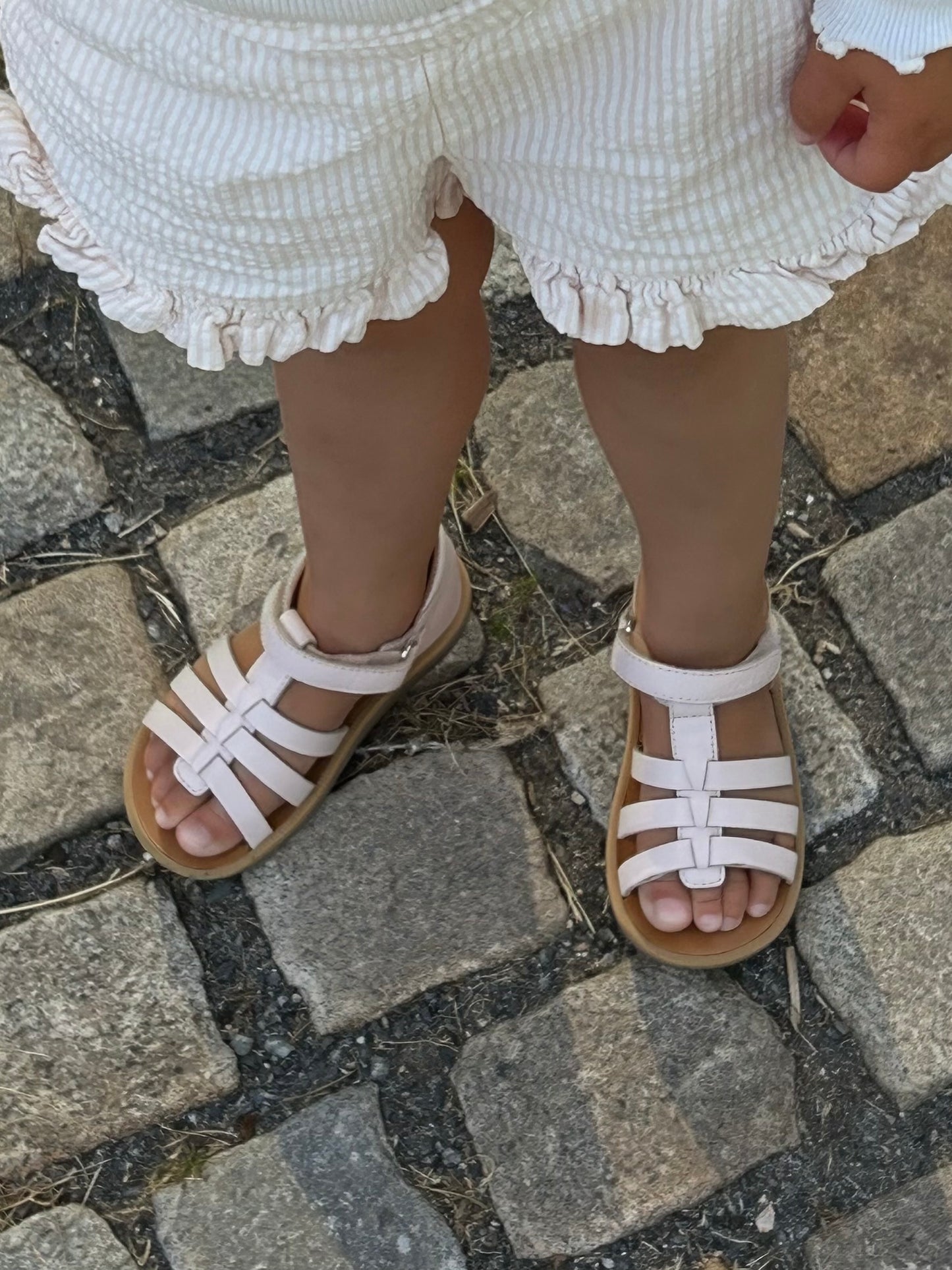 Rosa skinnsandaler til barn | Pom D’Api