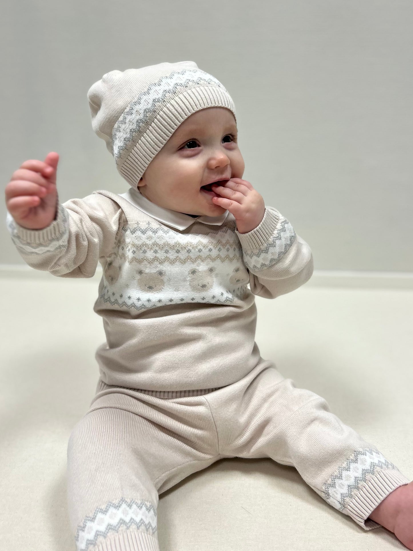 Beige todelt sett med bamser og  lue