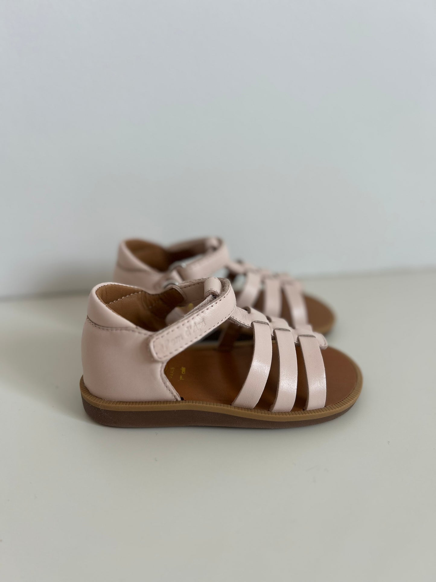 Rosa skinnsandaler til barn | Pom D’Api