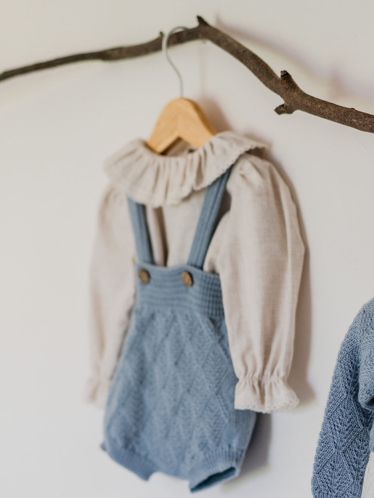 Pearl twill bodybluse med krage og volangdetaljer | Wedoble